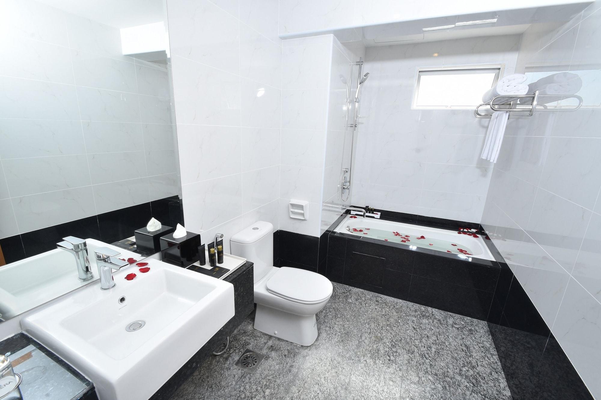 Tenera Hotel Bangi Exterior foto A modern bathroom