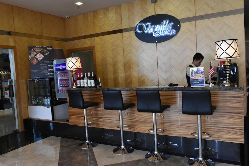 Tenera Hotel Bangi Exterior foto A bar in the lounge