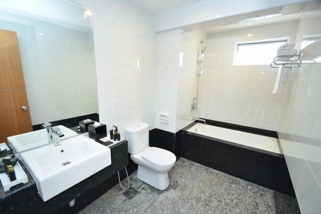 Tenera Hotel Bangi Exterior foto A modern bathroom